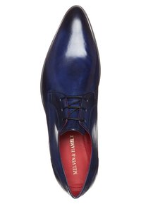 Scarpe di pelle blu con punta affusolata, caratterizzate da una finitura liscia e chiusura con lacci. L'interno presenta dettagli in accento rosso.