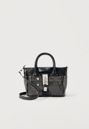 Mustast ja hallist tekstureeritud käekott, millel on kaks käepidet, esitaskud, lukustusdetail ning eemaldatav õlarihm, neutraalsel taustal.