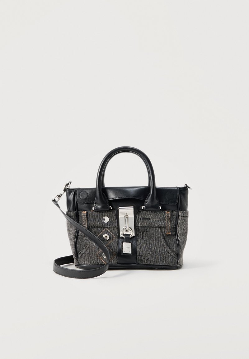 Μαύρη και γκρι τσάντα με υφή, διπλές λαβές, μπροστινές τσέπες, λεπτομέρεια με κλειδαριά και αφαιρούμενο ιμάντα ώμου σε απλό φόντο.