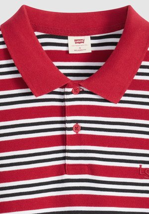 Rood-zwart gestreept poloshirt met een geribde kraag, voorzien van twee rode knopen en een klein rood geborduurd logo. Gemaakt van gestructureerde stof.