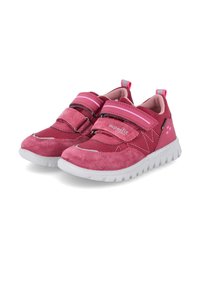 Chaussures de sport roses avec un design en mesh, des accents en daim, deux bandes Velcro et une semelle extérieure en caoutchouc blanc texturée.
