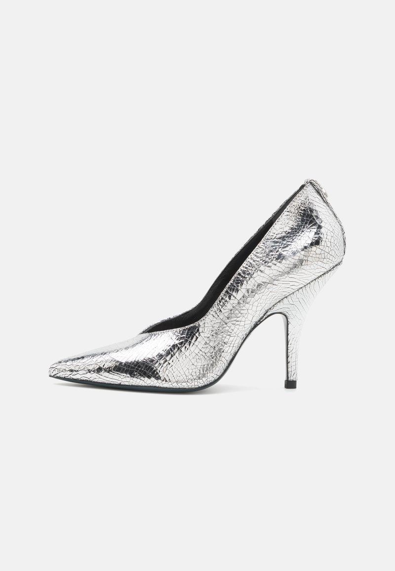 Zapato de tacón alto plateado con puntera puntiaguda y acabado metálico texturizado. Presenta una silueta estilizada y un delgado tacón de aguja.