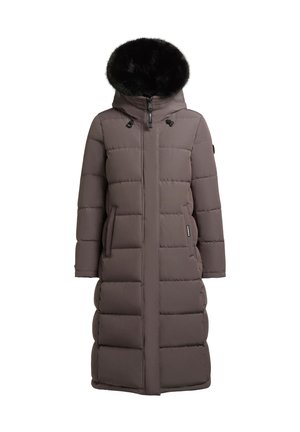 Garšs brūns pūkains mētelis ar melnu mākslīgo kažokādu kapuci. Iespējas ietver quilted paneļus, priekšējo rāvējslēdzēju un sānu kabatas. Gluda tekstūra.