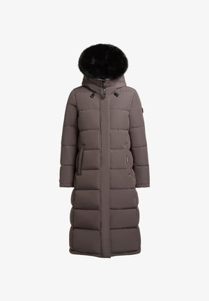 Garšs brūns pūkains mētelis ar melnu mākslīgo kažokādu kapuci. Iespējas ietver quilted paneļus, priekšējo rāvējslēdzēju un sānu kabatas. Gluda tekstūra.