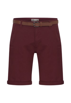 Bordeauxfarbene Shorts aus Baumwolle, mit umgeschlagenem Saum, fünf Taschen und einem braunen Gürtel. Einfaches Design mit minimalen Hardware-Akzenten.