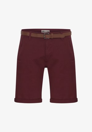 Pantalones cortos burdeos de algodón, con dobladillo enrollado, cinco bolsillos y un cinturón marrón. Diseño simple con acentos de hardware mínimos.