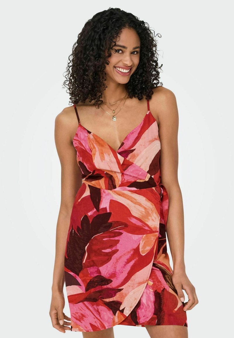 Vestito a portafoglio con un motivo floreale in tonalità vivaci di rosa, rosso e marrone, con spalline sottili e una silhouette aderente.