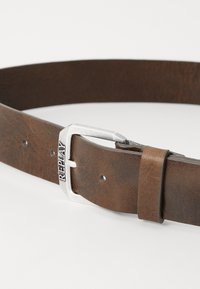 Brun skinnbelte med en sølv rektangulær spenne gravert med "REPLAY." Har flere justeringshull og en teksturert finish.