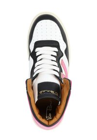 Basket haute avec un dessus perforé blanc, des accents noirs, des détails roses et un intérieur marron. Présente des lacets blancs et une semelle en caoutchouc.