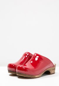 Sanita CLASSIC OPEN - Zuecos - red