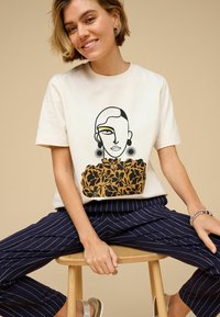 Next HEAVYWEIGHT SHORT SLEEVE CREW NECK STANDARD - Marškinėliai su spaudiniu - ecru graphic