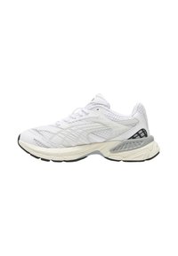 Weißer Sportschuh mit Obermaterial aus Mesh, strukturierten Details, gepolsterter Sohle und schwarzen Akzenten an der Ferse. Rundes Zehendesign.