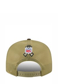 Olivgrüne Mütze mit Netzrücken, ausgestattet mit einem gestickten NFL-Logo und einem Bändertdetail. Verstellbarer Druckverschluss hinten.