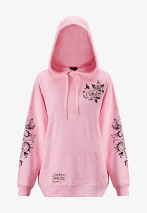 Rosa Kapuzenpullover aus weichem Material mit schwarzen Grafiken an beiden Ärmeln und vorne, einschließlich des Textes "LOVE ETERNAL".