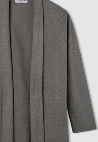 Szary kardigan wykonany z miękkiej dzianiny, z długim otwartym przodem i rękawami o długości trzech ćwiartek. Gładka faktura, brak zapięć i wzorów.