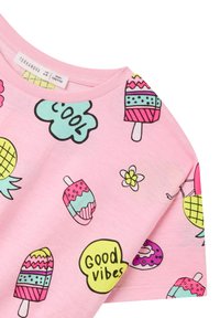 T-shirt in cotone rosa con grafiche colorate di gelato, ananas e fiori con contorni neri; scollatura rotonda e maniche corte.