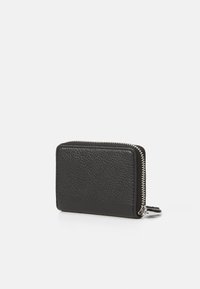 Billetera de cuero negro con superficie texturizada, forma rectangular y cierre de cremallera plateada. Acentuada con una pequeña lengüeta de tirón.