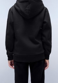 Felpa nera con cappuccio, dal tessuto morbido e con polsini e orlo a costine. Vista dal retro, che mostra una vestibilità rilassata.