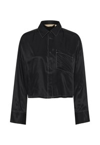 Camicia nera in satin corta con maniche lunghe, chiusura a bottoni sul davanti e taschino sul petto, caratterizzata da dettagli di cucitura bianca a contrasto.