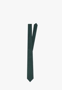 Corbata verde con un sutil patrón de puntos, hecha de una tela suave, con un extremo puntiagudo y un diseño estrecho.