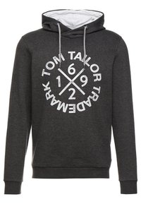 Donkergrijze hoodie met een witte grafische opdruk met de tekst "TOM TAILOR" en cijfers. Afgewerkt met koordjes en geribde zoom. Zacht materiaal.