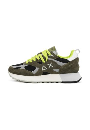 Scarpa sportiva verde e grigia con tomaia in rete nera, dettagli in suede, lacci verde neon e suola bianca; presenta un dettaglio del logo sul lato.