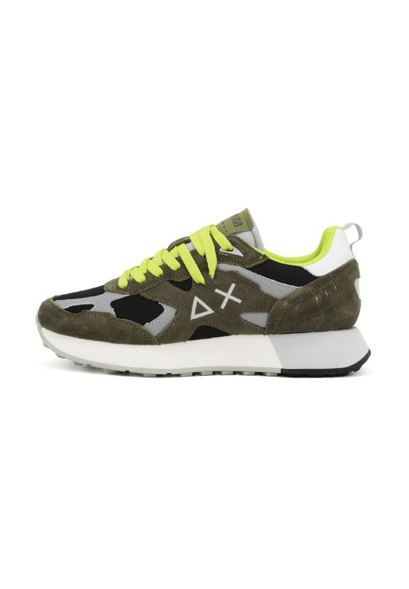 Chaussure de sport verte et grise avec une tige en mesh noir, des accents en daim, des lacets vert fluo et une semelle blanche ; présente un détail de logo sur le côté.