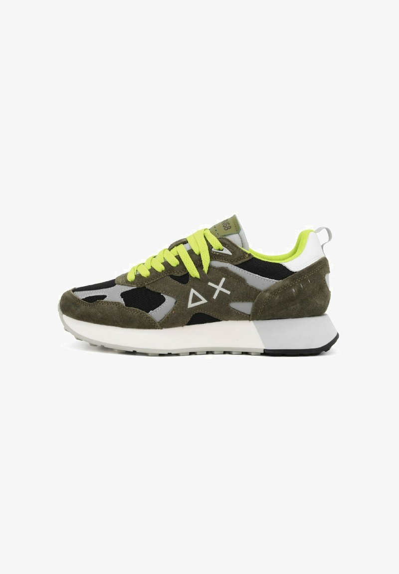Groene en grijze sportstoel met een zwarte mesh bovenkant, suède accenten, neon groene veters en een witte zool; heeft logodetail aan de zijkant.