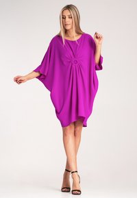 Fuksjowa sukienka w oversize'owym fasonie z krótkimi rękawami, zwężona w talii okrągłym detalem, wykonana z gładkiego, lekkiego materiału z opadającym hemem.