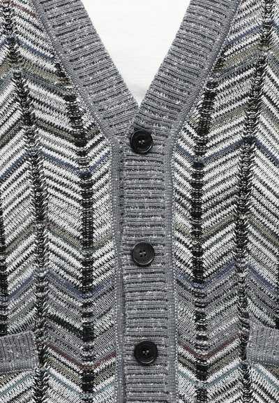 Γκρι πλεκτή ζακέτα με κάθετο σχέδιο ψαροκόκκαλο σε μαύρο, άσπρο και απαλά χρώματα, με τρία μαύρα κουμπιά και ριμπ λεπτομέρειες.