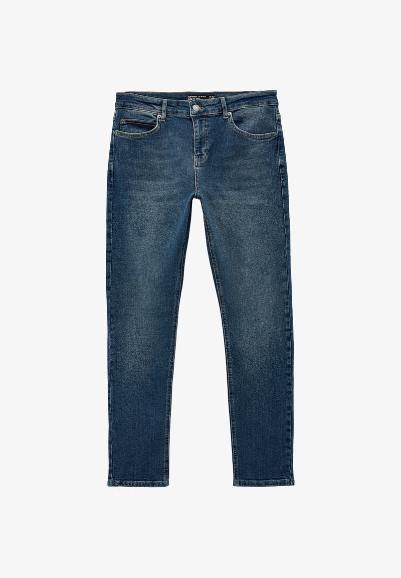 Jeans di denim blu scuro con una finitura leggermente slavata. Presentano cinque tasche, passanti per cintura e una chiusura con zip e bottone.