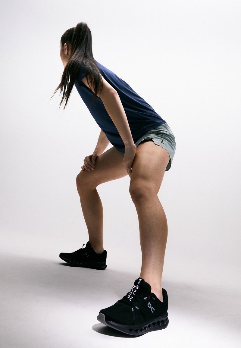 On CLOUDSURFER - Laufschuh Straße - all black/schwarz - Zalando.de