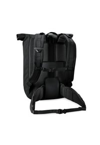 Zaino roll-top nero con schienale in rete imbottita, spallacci regolabili e una cinghia sternale centrale per il supporto. Tessuto texturizzato e design elegante.