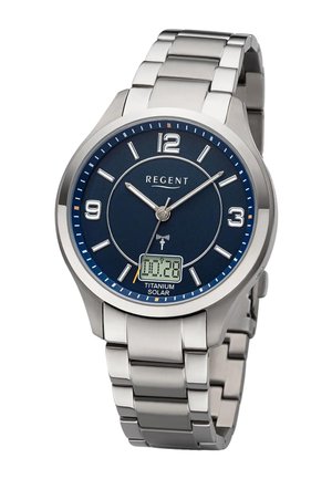 Montre-bracelet solaire en titane avec cadran bleu, index argentés, aiguilles analogiques, affichage numérique et bracelet en maillons métalliques.