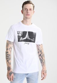 Mister Tee - PRAY - Print T-shirt - white Thumbnail Image 1