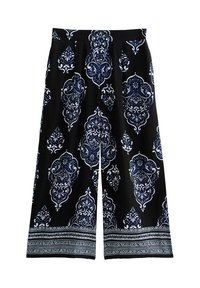 Černé culottes s modro-bílým bohatým vzorem, širokým a splývavým střihem a kontrastním vzorovaným lemem.