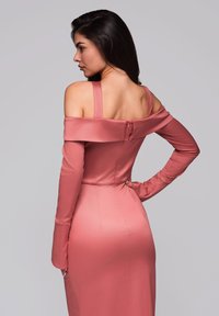 Abito in raso rosa, con spalle scoperte e maniche lunghe, caratterizzato da una silhouette aderente e dettagli con zip sul retro. Tessuto liscio e design attillato.