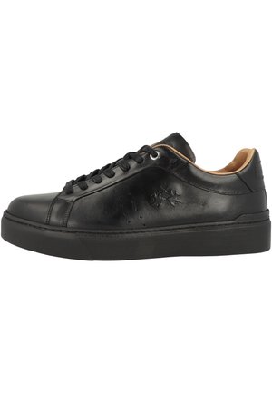 Schwarzer Leder-Low-Top-Sneaker mit schwarzen Schnürsenkeln, abgesteppten Details, geprägtem Löwen-Logo an der Seite und hellbraunem Innenfutter.