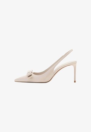 Beżowy skórzany but na obcasie typu slingback z ostrym noskiem i ozdobą z kokardą z przodu, smukły obcas typu szpilka.