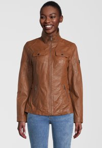 Braune Lederjacke mit hohem Kragen, zwei Brusttaschen und seitlichen Reißverschlusstaschen. Verfügt über ein tailliertes Design und eine glatte Textur.