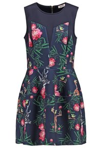 Raitapaita ilman hihoja, jossa on tummansininen pohja ja ruusukuvioita, kuten vaaleanpunaisia pionia, hirvi ja lintuja; rakenteellinen muotoilu V-mallisella kaula-aukolla.