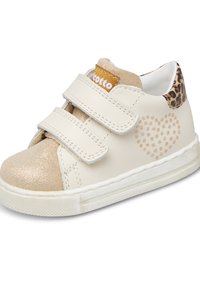 Baskets blanches en cuir avec embout en paillettes dorées, deux bandes Velcro, talon en imprimé léopard et motif en cœur sur le côté.