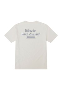 Camiseta blanca de algodón con un gran texto gráfico azul en la parte posterior que dice "Sigue el Estándar Robin". Mangas cortas, cuello redondo.