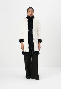 TWINSET Vinterfrakke - neve/nero