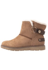 Brązowy zamszowy botek za kostkę z białym futerkiem, bocznym paskiem i metalowym detalem w kształcie pierścienia, płaską gumową podeszwą oraz przeszytymi akcentami wokół krawędzi.