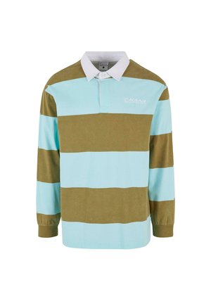Langermet polo shirt i lys blå og olivengrønne striper, med hvit krage. Har brodert logo på venstre bryst. Materialet er en bomullsblanding.