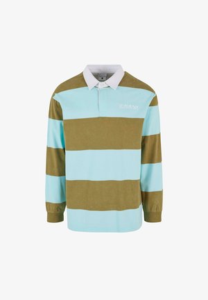 Polo a maniche lunghe a righe blu chiaro e verde oliva, con colletto bianco. Presenta un logo ricamato sul lato sinistro del petto. Materiale misto cotone.