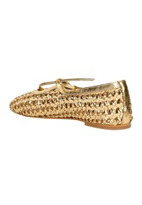 Ballerina in oro intrecciata con un morbido accento metallico, punta arrotondata e dettagli a fiocco frontali. Include una suola leggera.