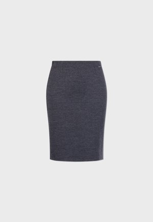 Knie-lange kokerrok gemaakt van donkergrijze textuurstof met een gladde tailleband en een discrete merkteken aan de zijkant.