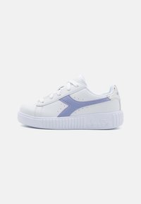 Hvit sneaker med en glatt lærfinish, som har en lilla diagonal logo, perforerte detaljer og en teksturert hvit gummisåle.
